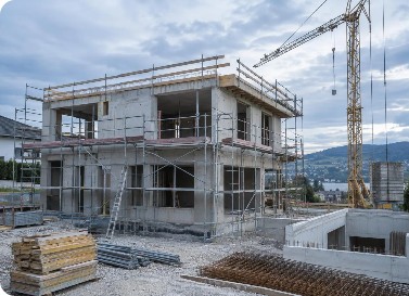 Rohbau eines Mehrfamilienhauses mit Kran